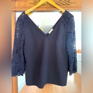 SEZANE Blouse, Dentelle/Macramé sleeves, V-neck and V-back.